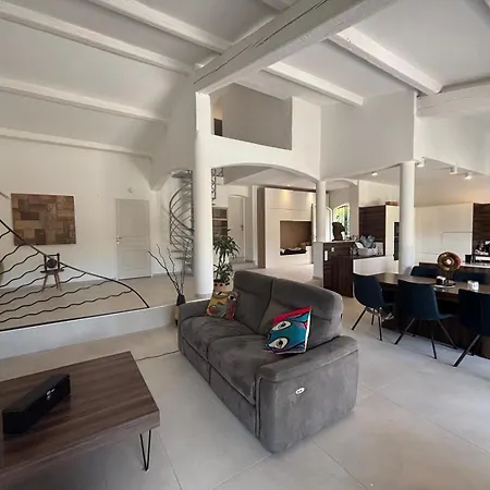 Charmante Avec Piscine Et Grand Jardin Villa